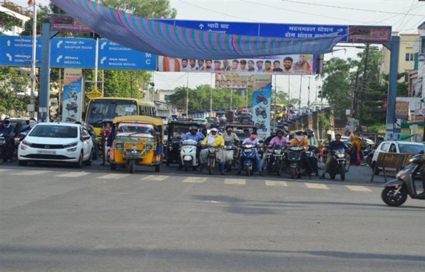 जबलपुर: नागरिकों को राहत देने के लिए चौराहों पर लगे पर्दे