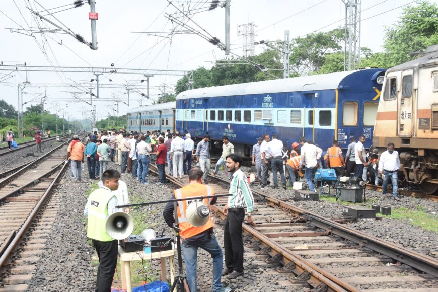 बेपटरी हुए ओवरनाइट के दो डिब्बे, बड़ा हादसा टला