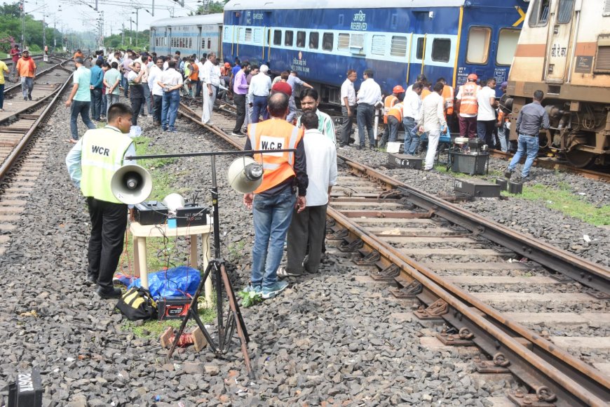 बेपटरी हुए ओवरनाइट के दो डिब्बे, बड़ा हादसा टला