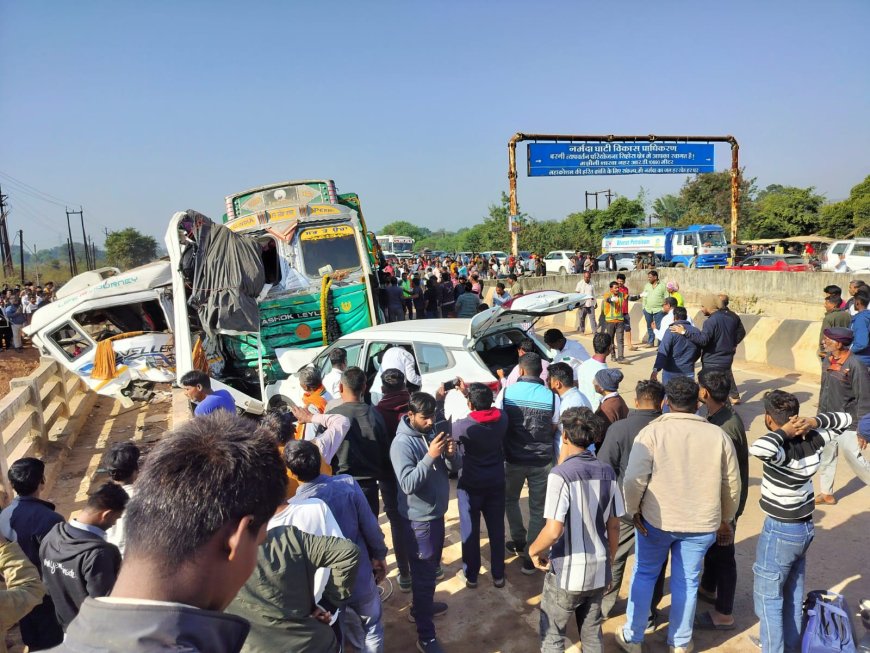 ट्रक-ट्रैवलर-कार में भिड़ंत, सात लोगों की मौत